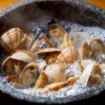 【目の前でジュワッと！】五感で楽しむ一笑の「熱々石焼きアサリ酒蒸し」で心も体もポカポカに🐚🔥